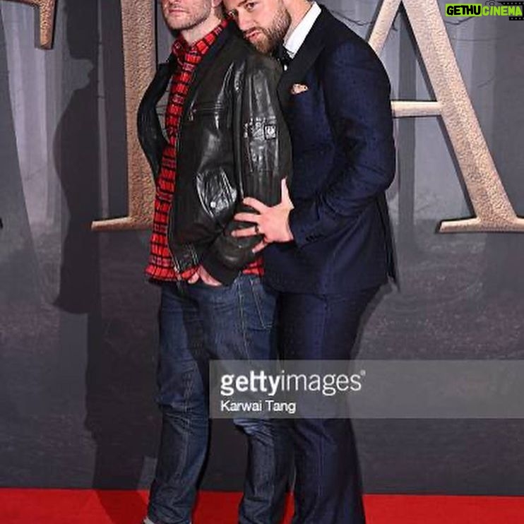 Steven Cree - 8.7K Likes - Didn’t quite get the dress code memo for the Outlander S6 premiere. @outlander_starz #outlanderpremiere #ianmurray @rikrankin
Photos: @gettyimages
#davejhogan @snapperjeff @photomonkeyz