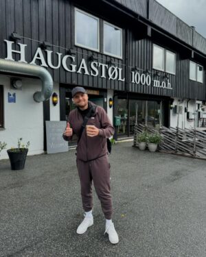 Stian Thorbjørnsen Instagram - Fy fader. Den pilsen her føles velfortjent. Den helga her har tatt oss til Mandal, Skeikampen og Odda. Fått lov til å spille for mange, mange tusen gærninger. Vi er drøyt heldige. Nå er jeg helt ferdig.  200 mil bak meg i bil. Ble en pitstop på et hotell her i Vøringfoss bare sånn for å lande.