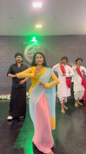 Subiksha Instagram - CLASSICAL la oru GAANA ❤️‍🔥❤️‍🔥 with @choreographer_sridhar master 🤩

Chammathu Brahmin ponnu @subikshaoffl 🙈

Drop your comments 🩵💚🧡💛💙❤️

#kalaimamanisridhar 
#subikshakrishnan #boat