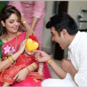 Sugandha Mishra Instagram - "Celebrating our baby girl's first taste of solid food with the warmth & Blessings of family at home. May Annapurna Ma bless her with health, happiness, and a lifetime of prosperity 🙏🧿
#firstfood #annaprashan #blessed #babygirl #food #pooja #home #family #blessings #ma #ganpati #home #decor #solid #baby