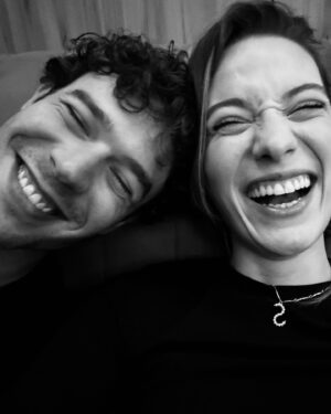Sümeyye Aydoğan Instagram - Leyla 🖤  böyle bir karaktere can vermek kelimelerle anlatılmaz. Hocam, partnerim ve tüm herkes sizi çok seviyorum. Yakında görüşürüz ! #hatıranyeter 
@bertonmedya