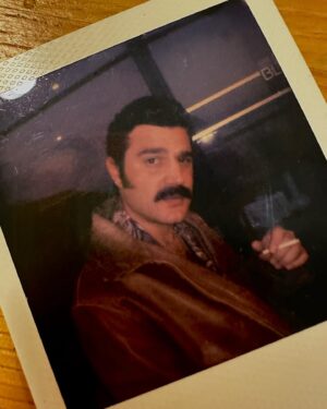 Sümeyye Aydoğan Instagram - Leyla 🖤  böyle bir karaktere can vermek kelimelerle anlatılmaz. Hocam, partnerim ve tüm herkes sizi çok seviyorum. Yakında görüşürüz ! #hatıranyeter 
@bertonmedya