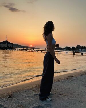 Sümeyye Aydoğan Instagram - a little bit reggea 
‘we beat 'em all over dis atmosphere’