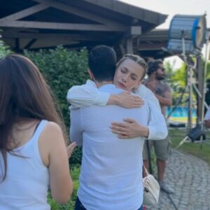 Sümeyye Aydoğan Instagram - Leyla 🖤  böyle bir karaktere can vermek kelimelerle anlatılmaz. Hocam, partnerim ve tüm herkes sizi çok seviyorum. Yakında görüşürüz ! #hatıranyeter 
@bertonmedya