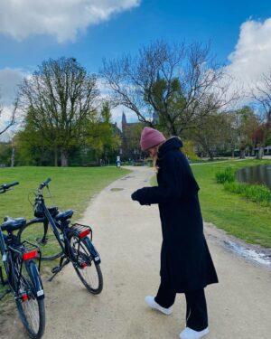 Sümeyye Aydoğan Instagram - ordan burdan ve tam olarak şu.. evet evet şu pasta .. hı hı arkadaki en çok çikolatalı olan 🐰