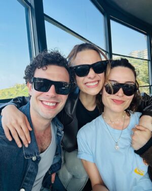 Sümeyye Aydoğan Instagram - Leyla 🖤  böyle bir karaktere can vermek kelimelerle anlatılmaz. Hocam, partnerim ve tüm herkes sizi çok seviyorum. Yakında görüşürüz ! #hatıranyeter 
@bertonmedya
