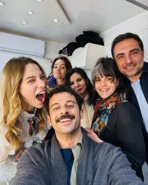 Sümeyye Aydoğan Instagram - Leyla 🖤  böyle bir karaktere can vermek kelimelerle anlatılmaz. Hocam, partnerim ve tüm herkes sizi çok seviyorum. Yakında görüşürüz ! #hatıranyeter 
@bertonmedya