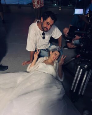 Sümeyye Aydoğan Instagram - Leyla 🖤  böyle bir karaktere can vermek kelimelerle anlatılmaz. Hocam, partnerim ve tüm herkes sizi çok seviyorum. Yakında görüşürüz ! #hatıranyeter 
@bertonmedya