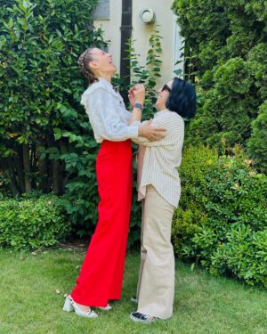Sümeyye Aydoğan Instagram - Leyla 🖤  böyle bir karaktere can vermek kelimelerle anlatılmaz. Hocam, partnerim ve tüm herkes sizi çok seviyorum. Yakında görüşürüz ! #hatıranyeter 
@bertonmedya