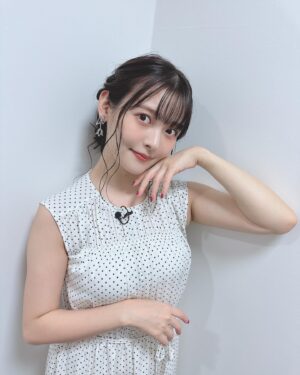 Sumire Uesaka Instagram - 夜あそびでーす！
おひさしぶりですぅ！！
ひなさんゲスト〜！

#声優と夜あそび

ヘアメイク　@maaaaasahi0514 
衣装　@stylist_tanakaayumi