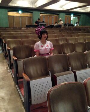 Sumire Uesaka Instagram - もくようび〜！
そしてこんにちは8月〜！！
皆さま、すこやかにお過ごしですか？

ついに…インスタグラムの投稿が1000になりました！
1000ｷﾀ━━━━(ﾟ∀ﾟ)━━━━!!
あらためまして、私の日記のごときアカウントをいつも見てくださって、ありがとうございます！いいねやコメントもとてもうれしく見ておりますよ！

昨日エックスで何となく何を載せようか募ってみたのですが、なつかし系のお写真を引っ張りだしてみることにしました！なつかしーい！
この頃はそれほどお写真を撮ってなかったのですが、いやあ撮っておくべきですね…！想い出いろいろです！

ということで、これからものんびりまったり更新ではありますが、仲良くしてくれたらとてもうれしいのですよ！
よろしくお願いしますねっ(*´∀｀*)

それでは皆さま、本日もすこやかにまいりましょう〜！
夜はなおぼうの生放送におじゃましますよ！！楽しみ〜！

#上坂すみれ