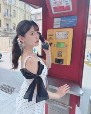 Sumire Uesaka Instagram - きんようび〜！
皆さま、今週も大変おつかれさまでしたっ！

上海の街を少し散策したときのお写真です〜っ！
それはそれは超高級な、蟹と蟹味噌をふんだんに使ったラーメンをいただいたのですよ…！濃厚！幸せの味！！
私の大好きなレトロ公衆電話にも遭遇できました！カワイイ！

さて、あしたは横浜でのトークイベント、日曜は名古屋・大阪でリリースイベントですっ！
同志の皆さまに会えるのがたのしみ〜っ！
美味しいものもたべるぞ〜っ！

それでは皆さま、体調に気をつけて、すこやかな週末を過ごしましょうねっ！

#上坂すみれ