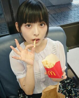 Sumire Uesaka Instagram - もくようび〜！
そしてこんにちは8月〜！！
皆さま、すこやかにお過ごしですか？

ついに…インスタグラムの投稿が1000になりました！
1000ｷﾀ━━━━(ﾟ∀ﾟ)━━━━!!
あらためまして、私の日記のごときアカウントをいつも見てくださって、ありがとうございます！いいねやコメントもとてもうれしく見ておりますよ！

昨日エックスで何となく何を載せようか募ってみたのですが、なつかし系のお写真を引っ張りだしてみることにしました！なつかしーい！
この頃はそれほどお写真を撮ってなかったのですが、いやあ撮っておくべきですね…！想い出いろいろです！

ということで、これからものんびりまったり更新ではありますが、仲良くしてくれたらとてもうれしいのですよ！
よろしくお願いしますねっ(*´∀｀*)

それでは皆さま、本日もすこやかにまいりましょう〜！
夜はなおぼうの生放送におじゃましますよ！！楽しみ〜！

#上坂すみれ