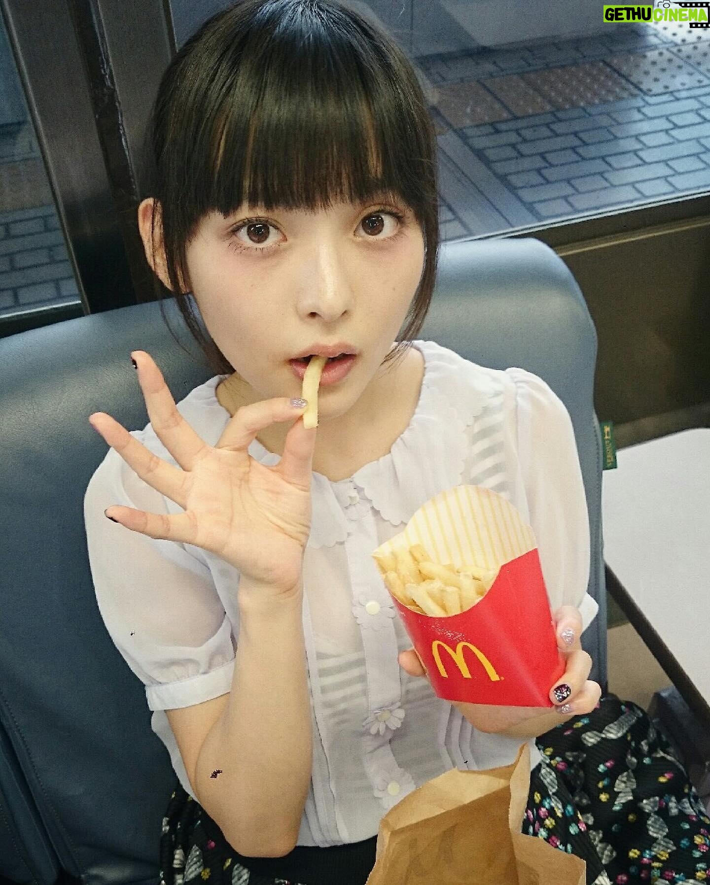 Sumire Uesaka - 46.7K Likes - もくようび〜!
そしてこんにちは8月〜!!
皆さま、すこやかにお過ごしですか?
ついに…インスタグラムの投稿が1000になりました!
1000キタ━━━━(゚∀゚)━━━━!!
あらためまして、私の日記のごときアカウントをいつも見てくださって、ありがとうございます!いいねやコメントもとてもうれしく見ておりますよ!
昨日エックスで何となく何を載せようか募ってみたのですが、なつかし系のお写真を引っ張りだしてみることにしました!なつかしーい!
この頃はそれほどお写真を撮ってなかったのですが、いやあ撮っておくべきですね…!想い出いろいろです!
ということで、これからものんびりまったり更新ではありますが、仲良くしてくれたらとてもうれしいのですよ!
よろしくお願いしますねっ(*´∀`*)
それでは皆さま、本日もすこやかにまいりましょう〜!
夜はなおぼうの生放送におじゃましますよ!!楽しみ〜!
#上坂すみれ