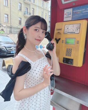 Sumire Uesaka Instagram - きんようび〜！
皆さま、今週も大変おつかれさまでしたっ！

上海の街を少し散策したときのお写真です〜っ！
それはそれは超高級な、蟹と蟹味噌をふんだんに使ったラーメンをいただいたのですよ…！濃厚！幸せの味！！
私の大好きなレトロ公衆電話にも遭遇できました！カワイイ！

さて、あしたは横浜でのトークイベント、日曜は名古屋・大阪でリリースイベントですっ！
同志の皆さまに会えるのがたのしみ〜っ！
美味しいものもたべるぞ〜っ！

それでは皆さま、体調に気をつけて、すこやかな週末を過ごしましょうねっ！

#上坂すみれ