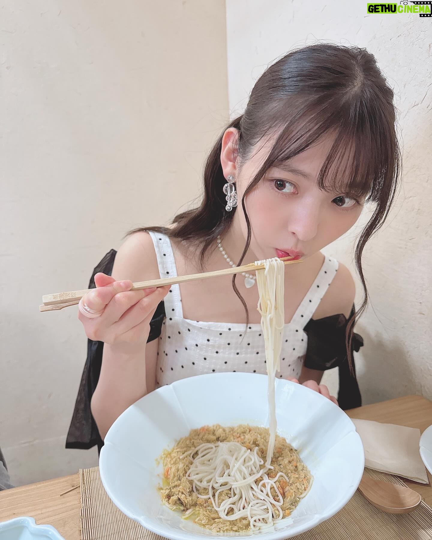 Sumire Uesaka - 39K Likes - きんようび〜!
皆さま、今週も大変おつかれさまでしたっ!
上海の街を少し散策したときのお写真です〜っ!
それはそれは超高級な、蟹と蟹味噌をふんだんに使ったラーメンをいただいたのですよ…!濃厚!幸せの味!!
私の大好きなレトロ公衆電話にも遭遇できました!カワイイ!
さて、あしたは横浜でのトークイベント、日曜は名古屋・大阪でリリースイベントですっ!
同志の皆さまに会えるのがたのしみ〜っ!
美味しいものもたべるぞ〜っ!
それでは皆さま、体調に気をつけて、すこやかな週末を過ごしましょうねっ!
#上坂すみれ