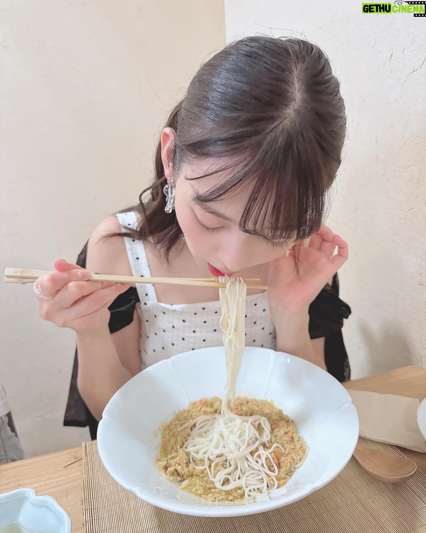Sumire Uesaka - 39K Likes - きんようび〜!
皆さま、今週も大変おつかれさまでしたっ!
上海の街を少し散策したときのお写真です〜っ!
それはそれは超高級な、蟹と蟹味噌をふんだんに使ったラーメンをいただいたのですよ…!濃厚!幸せの味!!
私の大好きなレトロ公衆電話にも遭遇できました!カワイイ!
さて、あしたは横浜でのトークイベント、日曜は名古屋・大阪でリリースイベントですっ!
同志の皆さまに会えるのがたのしみ〜っ!
美味しいものもたべるぞ〜っ!
それでは皆さま、体調に気をつけて、すこやかな週末を過ごしましょうねっ!
#上坂すみれ