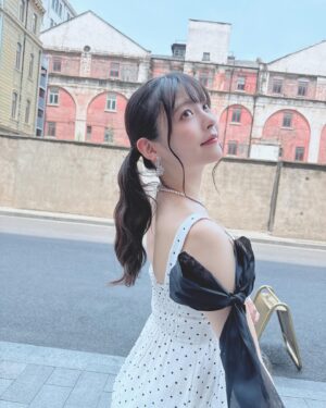 Sumire Uesaka Instagram - きんようび〜！
皆さま、今週も大変おつかれさまでしたっ！

上海の街を少し散策したときのお写真です〜っ！
それはそれは超高級な、蟹と蟹味噌をふんだんに使ったラーメンをいただいたのですよ…！濃厚！幸せの味！！
私の大好きなレトロ公衆電話にも遭遇できました！カワイイ！

さて、あしたは横浜でのトークイベント、日曜は名古屋・大阪でリリースイベントですっ！
同志の皆さまに会えるのがたのしみ〜っ！
美味しいものもたべるぞ〜っ！

それでは皆さま、体調に気をつけて、すこやかな週末を過ごしましょうねっ！

#上坂すみれ