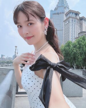 Sumire Uesaka Instagram - きんようび〜！
皆さま、今週も大変おつかれさまでしたっ！

上海の街を少し散策したときのお写真です〜っ！
それはそれは超高級な、蟹と蟹味噌をふんだんに使ったラーメンをいただいたのですよ…！濃厚！幸せの味！！
私の大好きなレトロ公衆電話にも遭遇できました！カワイイ！

さて、あしたは横浜でのトークイベント、日曜は名古屋・大阪でリリースイベントですっ！
同志の皆さまに会えるのがたのしみ〜っ！
美味しいものもたべるぞ〜っ！

それでは皆さま、体調に気をつけて、すこやかな週末を過ごしましょうねっ！

#上坂すみれ
