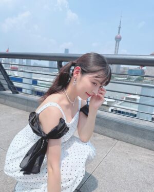 Sumire Uesaka Instagram - きんようび〜！
皆さま、今週も大変おつかれさまでしたっ！

上海の街を少し散策したときのお写真です〜っ！
それはそれは超高級な、蟹と蟹味噌をふんだんに使ったラーメンをいただいたのですよ…！濃厚！幸せの味！！
私の大好きなレトロ公衆電話にも遭遇できました！カワイイ！

さて、あしたは横浜でのトークイベント、日曜は名古屋・大阪でリリースイベントですっ！
同志の皆さまに会えるのがたのしみ〜っ！
美味しいものもたべるぞ〜っ！

それでは皆さま、体調に気をつけて、すこやかな週末を過ごしましょうねっ！

#上坂すみれ