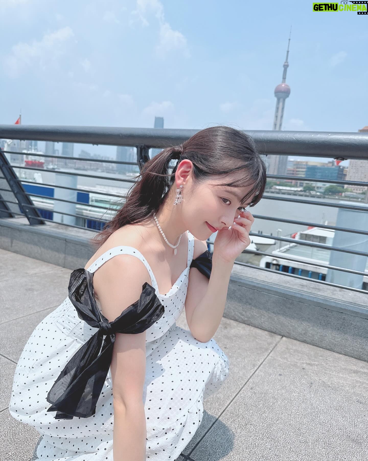 Sumire Uesaka - 39K Likes - きんようび〜!
皆さま、今週も大変おつかれさまでしたっ!
上海の街を少し散策したときのお写真です〜っ!
それはそれは超高級な、蟹と蟹味噌をふんだんに使ったラーメンをいただいたのですよ…!濃厚!幸せの味!!
私の大好きなレトロ公衆電話にも遭遇できました!カワイイ!
さて、あしたは横浜でのトークイベント、日曜は名古屋・大阪でリリースイベントですっ!
同志の皆さまに会えるのがたのしみ〜っ!
美味しいものもたべるぞ〜っ!
それでは皆さま、体調に気をつけて、すこやかな週末を過ごしましょうねっ!
#上坂すみれ