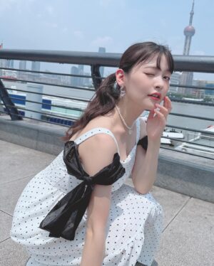 Sumire Uesaka Instagram - きんようび〜！
皆さま、今週も大変おつかれさまでしたっ！

上海の街を少し散策したときのお写真です〜っ！
それはそれは超高級な、蟹と蟹味噌をふんだんに使ったラーメンをいただいたのですよ…！濃厚！幸せの味！！
私の大好きなレトロ公衆電話にも遭遇できました！カワイイ！

さて、あしたは横浜でのトークイベント、日曜は名古屋・大阪でリリースイベントですっ！
同志の皆さまに会えるのがたのしみ〜っ！
美味しいものもたべるぞ〜っ！

それでは皆さま、体調に気をつけて、すこやかな週末を過ごしましょうねっ！

#上坂すみれ