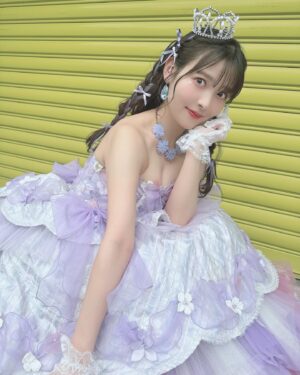 Sumire Uesaka Instagram - きんようび〜！
皆さま、今週も一週間おつかれさまでしたっ！

そろそろベストアルバムの発売が…せまってきています！！わくわく！
そしてリード曲「ファーストピリオド.」のミュージックビデオが公開されました〜！
見て…くれましたか？！
10年間の歩みを振り返りつつ、みんなの「ファーストピリオド」を祝福するハッピーなお祭り映像になっています！

ということで、サビのシーンで着用している壮大なドレスのお写真ですっ！
楽しい気持ちになること間違いなしのMV、ぜひご覧くださいませっ！
桃井はるこさんの楽曲は本当に、本当にパワーをもらえます…！

アルバムのオフショットもたくさんあるのでこれから載せていきますね
というかオフショットめちゃくちゃ蓄積していますね？！載せるぞ〜っ！！

それでは皆さま、すこやかな週末を過ごしましょうねっ！

#上坂すみれ
