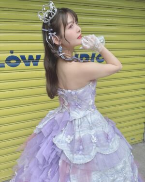 Sumire Uesaka Instagram - きんようび〜！
皆さま、今週も一週間おつかれさまでしたっ！

そろそろベストアルバムの発売が…せまってきています！！わくわく！
そしてリード曲「ファーストピリオド.」のミュージックビデオが公開されました〜！
見て…くれましたか？！
10年間の歩みを振り返りつつ、みんなの「ファーストピリオド」を祝福するハッピーなお祭り映像になっています！

ということで、サビのシーンで着用している壮大なドレスのお写真ですっ！
楽しい気持ちになること間違いなしのMV、ぜひご覧くださいませっ！
桃井はるこさんの楽曲は本当に、本当にパワーをもらえます…！

アルバムのオフショットもたくさんあるのでこれから載せていきますね
というかオフショットめちゃくちゃ蓄積していますね？！載せるぞ〜っ！！

それでは皆さま、すこやかな週末を過ごしましょうねっ！

#上坂すみれ