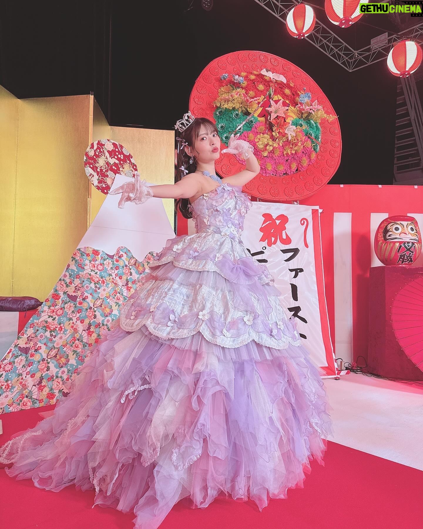Sumire Uesaka - 48.1K Likes - きんようび〜!
皆さま、今週も一週間おつかれさまでしたっ!
そろそろベストアルバムの発売が…せまってきています!!わくわく!
そしてリード曲「ファーストピリオド.」のミュージックビデオが公開されました〜!
見て…くれましたか?!
10年間の歩みを振り返りつつ、みんなの「ファーストピリオド」を祝福するハッピーなお祭り映像になっています!
ということで、サビのシーンで着用している壮大なドレスのお写真ですっ!
楽しい気持ちになること間違いなしのMV、ぜひご覧くださいませっ!
桃井はるこさんの楽曲は本当に、本当にパワーをもらえます…!
アルバムのオフショットもたくさんあるのでこれから載せていきますね
というかオフショットめちゃくちゃ蓄積していますね?!載せるぞ〜っ!!
それでは皆さま、すこやかな週末を過ごしましょうねっ!
#上坂すみれ