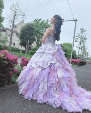 Sumire Uesaka Instagram - きんようび〜！
皆さま、今週も一週間おつかれさまでしたっ！

そろそろベストアルバムの発売が…せまってきています！！わくわく！
そしてリード曲「ファーストピリオド.」のミュージックビデオが公開されました〜！
見て…くれましたか？！
10年間の歩みを振り返りつつ、みんなの「ファーストピリオド」を祝福するハッピーなお祭り映像になっています！

ということで、サビのシーンで着用している壮大なドレスのお写真ですっ！
楽しい気持ちになること間違いなしのMV、ぜひご覧くださいませっ！
桃井はるこさんの楽曲は本当に、本当にパワーをもらえます…！

アルバムのオフショットもたくさんあるのでこれから載せていきますね
というかオフショットめちゃくちゃ蓄積していますね？！載せるぞ〜っ！！

それでは皆さま、すこやかな週末を過ごしましょうねっ！

#上坂すみれ