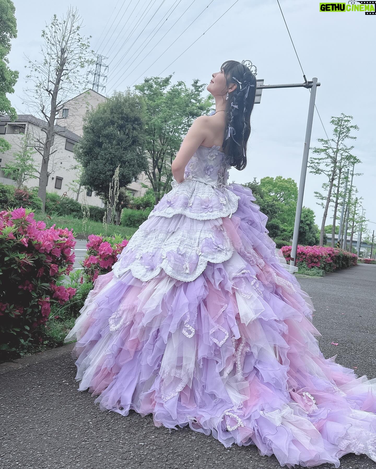 Sumire Uesaka - 48.1K Likes - きんようび〜!
皆さま、今週も一週間おつかれさまでしたっ!
そろそろベストアルバムの発売が…せまってきています!!わくわく!
そしてリード曲「ファーストピリオド.」のミュージックビデオが公開されました〜!
見て…くれましたか?!
10年間の歩みを振り返りつつ、みんなの「ファーストピリオド」を祝福するハッピーなお祭り映像になっています!
ということで、サビのシーンで着用している壮大なドレスのお写真ですっ!
楽しい気持ちになること間違いなしのMV、ぜひご覧くださいませっ!
桃井はるこさんの楽曲は本当に、本当にパワーをもらえます…!
アルバムのオフショットもたくさんあるのでこれから載せていきますね
というかオフショットめちゃくちゃ蓄積していますね?!載せるぞ〜っ!!
それでは皆さま、すこやかな週末を過ごしましょうねっ!
#上坂すみれ