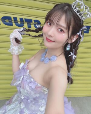 Sumire Uesaka Instagram - きんようび〜！
皆さま、今週も一週間おつかれさまでしたっ！

そろそろベストアルバムの発売が…せまってきています！！わくわく！
そしてリード曲「ファーストピリオド.」のミュージックビデオが公開されました〜！
見て…くれましたか？！
10年間の歩みを振り返りつつ、みんなの「ファーストピリオド」を祝福するハッピーなお祭り映像になっています！

ということで、サビのシーンで着用している壮大なドレスのお写真ですっ！
楽しい気持ちになること間違いなしのMV、ぜひご覧くださいませっ！
桃井はるこさんの楽曲は本当に、本当にパワーをもらえます…！

アルバムのオフショットもたくさんあるのでこれから載せていきますね
というかオフショットめちゃくちゃ蓄積していますね？！載せるぞ〜っ！！

それでは皆さま、すこやかな週末を過ごしましょうねっ！

#上坂すみれ
