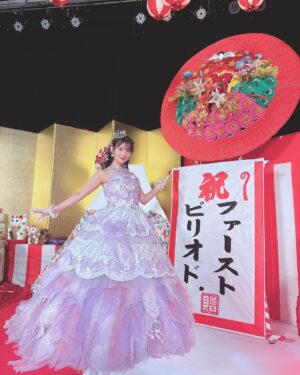 Sumire Uesaka Instagram - きんようび〜！
皆さま、今週も一週間おつかれさまでしたっ！

そろそろベストアルバムの発売が…せまってきています！！わくわく！
そしてリード曲「ファーストピリオド.」のミュージックビデオが公開されました〜！
見て…くれましたか？！
10年間の歩みを振り返りつつ、みんなの「ファーストピリオド」を祝福するハッピーなお祭り映像になっています！

ということで、サビのシーンで着用している壮大なドレスのお写真ですっ！
楽しい気持ちになること間違いなしのMV、ぜひご覧くださいませっ！
桃井はるこさんの楽曲は本当に、本当にパワーをもらえます…！

アルバムのオフショットもたくさんあるのでこれから載せていきますね
というかオフショットめちゃくちゃ蓄積していますね？！載せるぞ〜っ！！

それでは皆さま、すこやかな週末を過ごしましょうねっ！

#上坂すみれ