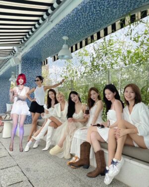 Sunny Instagram - 태평양 건너에 있어 아쉽게 몸은 함께 하지 못했지만 어케 합성을 뚝딱 해낸 서현이 덕에 사진에라도 함께한 즐거운 날!!!!! 얘들아 여긴 이제 우리 Anniversary 야!!!! 계속해서 즐기쟈~🩷 #지금은소녀시대 #앞으로도소녀시대 #영원히소녀시대 #Happy17thanniversary #sone #합성으로라도함께해서즐거운써니 #유리는합성아님