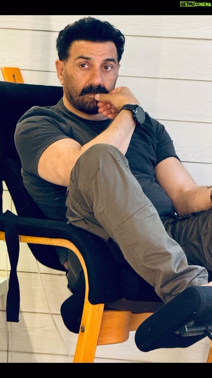 Sunny Deol - 765K Likes - Make-up Van Shenanigans , while waiting for my shot 😎
#SDGM
#ShootDiaries