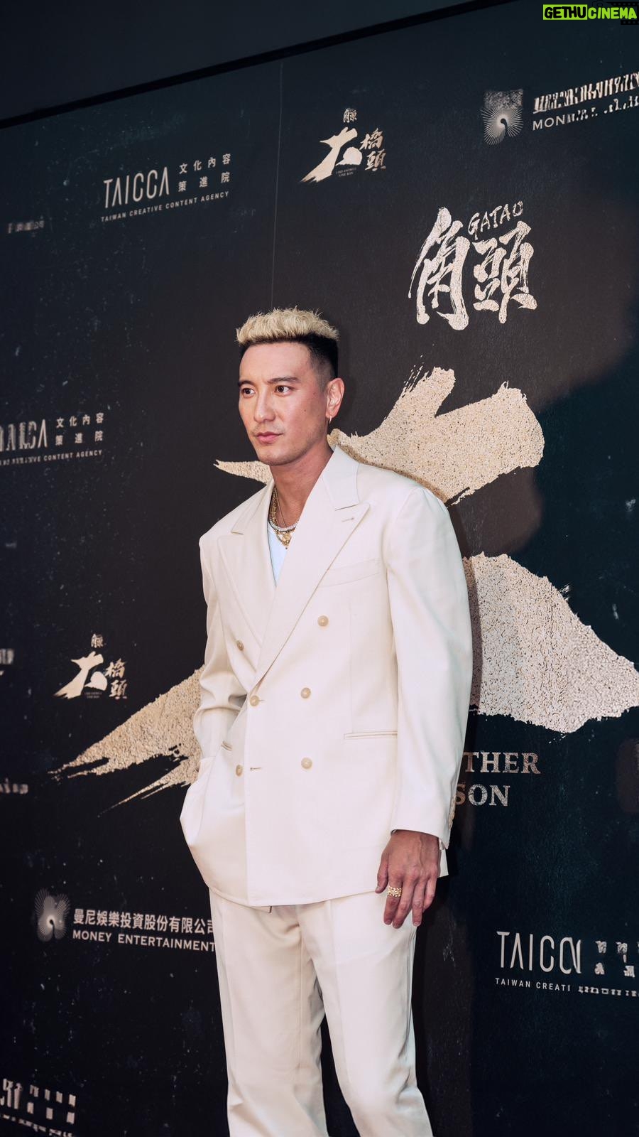 Sunny Wang - 36.3K Likes - 「Gatao, Like Father Like Son」Movie Premier & Red Carpet
你們比較喜歡哪一個我? 很好奇在你們眼裡 我是什麼樣子
A:霸氣Michael哥
B:可愛Sunny哥
C : 自由發揮
不要看Michael哥平常這麼兇,其實私底下我很不一樣🤣 我跟懷秋還有人碩私底下真的很愛這樣打鬧😎
昨晚的首映會大家都好帥 🤌🏼 也要特別感謝Dizzy來跟我一起走紅毯 太辣了🔥
別忘了8/16要去看角頭-大橋頭 @gatao_movie