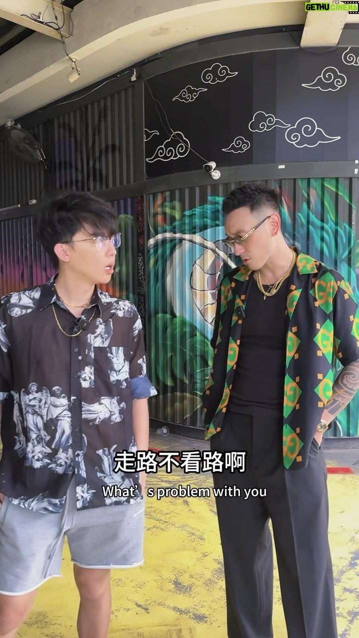 Sunny Wang - 62.3K Likes - 遇到走路不看路的人要如何解決?
What to do if you meet a gangster?
1.報警 Call the police
2.打一架 Throw down 👊🏼
3.手牽手去看角頭 🤝🏼 Go watch a movie
@gatao_movie @sunnyboyyy
#816角頭上映 #gatao #角頭文創 #王陽明 #michael哥
#短影音 #酷炫 #反骨 #水湧行銷