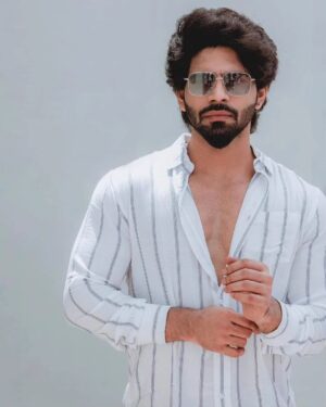 Suresh Babu .R Instagram - வா வரலாம் வா திரைப்படத்தின் மூலம் பாலாஜி முருகதாஸை கதாநாயகனாக அறிமுகம் செய்வதில் தயாரிப்பாளராகவும், இயக்குனராகவும் பெருமகிழ்ச்சி அடைகிறேன்! 

#VaVaralamVa #BalajiMurugadoss #SBR @sgscreativemedia @officialbalakrish