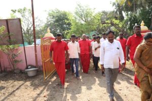 Suresh Babu .R Instagram - "வா வரலாம் வா" திரைப்படத்தின் படப்பிடிப்பு வெற்றிகரமாக எனது சொந்தக்கிராமமான வேடவாக்கத்தில் உள்ள திரௌபதி அம்மன் கோயிலில் தொடங்கியது 

மேல்மருவத்தூர் ஆதிபராசக்தி சித்தர் பீடம் ஆன்மீகத் தொண்டு இளைஞரணித் தலைவர் திரு.கோ.ப.செந்தில்குமார் அவர்கள் படப்பிடிப்பை துவக்கி வைத்தார்கள். 

#VaVaralamVa #V3 #SBR #SGSCreativeMedia