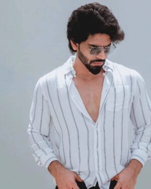 Suresh Babu .R Instagram - வா வரலாம் வா திரைப்படத்தின் மூலம் பாலாஜி முருகதாஸை கதாநாயகனாக அறிமுகம் செய்வதில் தயாரிப்பாளராகவும், இயக்குனராகவும் பெருமகிழ்ச்சி அடைகிறேன்! 

#VaVaralamVa #BalajiMurugadoss #SBR @sgscreativemedia @officialbalakrish