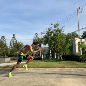 Suriyont Arunwattanakul Instagram - เช้านี้ขยี้ที่ 5 Km. ใน Pace ใหม่ ให้เวลาต่ำกว่าเดิมให้ได้ 🎉🎉🔥🔥 สำเร็จแล้วววววว เดิม 25 นาที เป้าหมายคือ 22 นาที ได้มาที่ 23 นาที okok เย้ๆๆๆ 💪💪 ไปต่อครับผม  เดี๋ยวจะลองที่ 7 Km. และ 10 Km. ( เพิ่มฝึก Tempo เพิ่มไปด้วย ครับ )