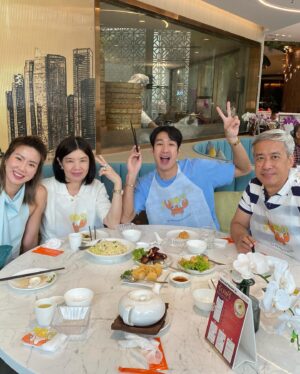 Suriyont Arunwattanakul Instagram - รักแม่ที่สุดเลย ❤️❤️🙏🙏 @maleearun @somchood @tyratelling
