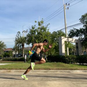 Suriyont Arunwattanakul Instagram - เช้านี้ขยี้ที่ 5 Km. ใน Pace ใหม่ ให้เวลาต่ำกว่าเดิมให้ได้ 🎉🎉🔥🔥 สำเร็จแล้วววววว เดิม 25 นาที เป้าหมายคือ 22 นาที ได้มาที่ 23 นาที okok เย้ๆๆๆ 💪💪 ไปต่อครับผม  เดี๋ยวจะลองที่ 7 Km. และ 10 Km. ( เพิ่มฝึก Tempo เพิ่มไปด้วย ครับ )