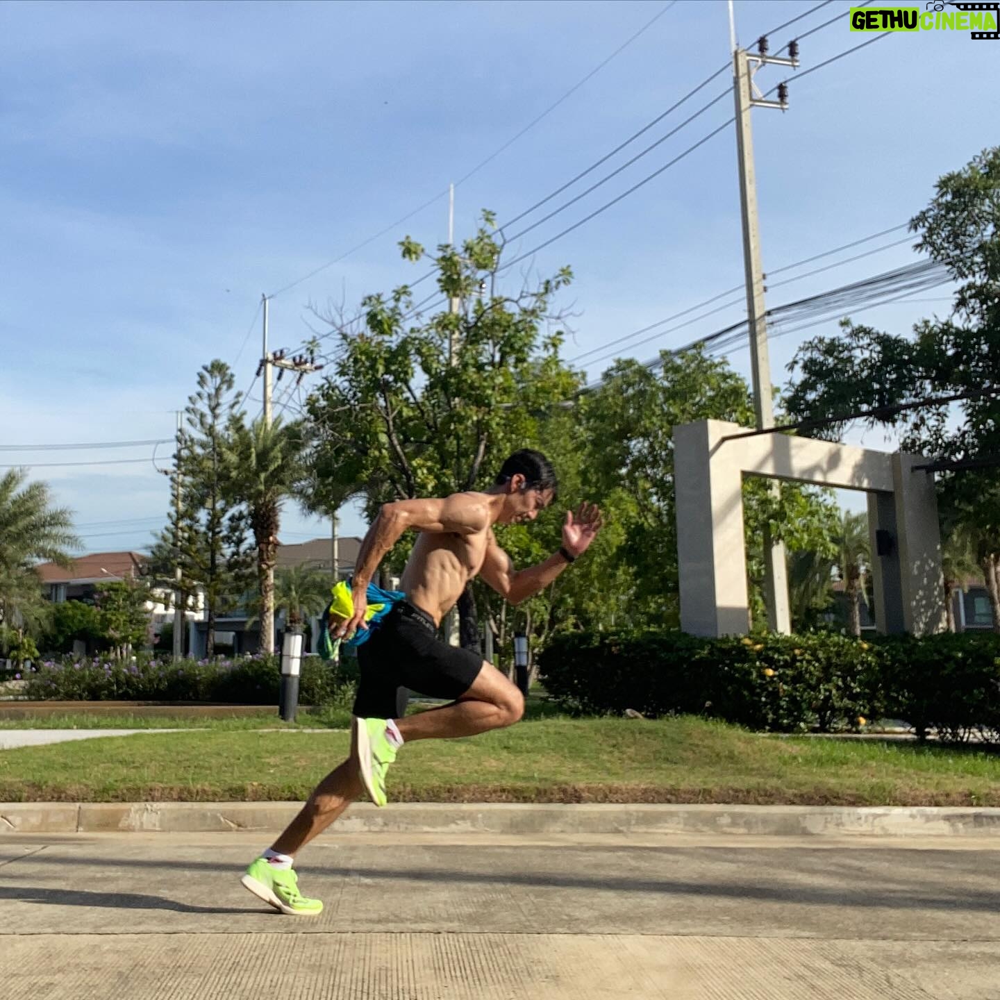 Suriyont Arunwattanakul - 2.2K Likes - เช้านี้ขยี้ที่ 5 Km. ใน Pace ใหม่ ให้เวลาต่ำกว่าเดิมให้ได้ 🎉🎉🔥🔥 สำเร็จแล้วววววว เดิม 25 นาที เป้าหมายคือ 22 นาที ได้มาที่ 23 นาที okok เย้ๆๆๆ 💪💪 ไปต่อครับผม เดี๋ยวจะลองที่ 7 Km. และ 10 Km. ( เพิ่มฝึก Tempo เพิ่มไปด้วย ครับ )