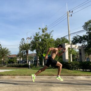 Suriyont Arunwattanakul Instagram - เช้านี้ขยี้ที่ 5 Km. ใน Pace ใหม่ ให้เวลาต่ำกว่าเดิมให้ได้ 🎉🎉🔥🔥 สำเร็จแล้วววววว เดิม 25 นาที เป้าหมายคือ 22 นาที ได้มาที่ 23 นาที okok เย้ๆๆๆ 💪💪 ไปต่อครับผม  เดี๋ยวจะลองที่ 7 Km. และ 10 Km. ( เพิ่มฝึก Tempo เพิ่มไปด้วย ครับ )
