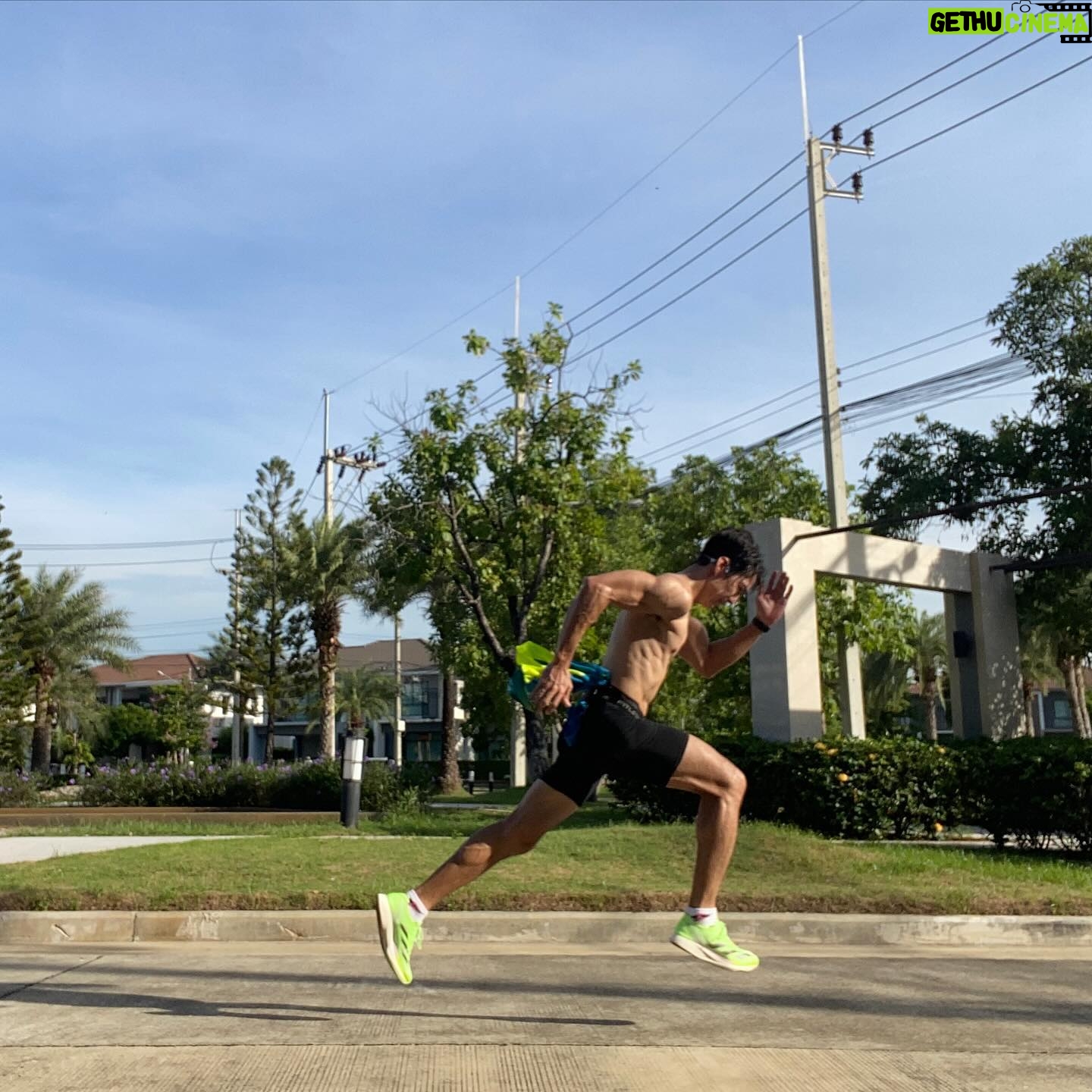 Suriyont Arunwattanakul - 2.2K Likes - เช้านี้ขยี้ที่ 5 Km. ใน Pace ใหม่ ให้เวลาต่ำกว่าเดิมให้ได้ 🎉🎉🔥🔥 สำเร็จแล้วววววว เดิม 25 นาที เป้าหมายคือ 22 นาที ได้มาที่ 23 นาที okok เย้ๆๆๆ 💪💪 ไปต่อครับผม เดี๋ยวจะลองที่ 7 Km. และ 10 Km. ( เพิ่มฝึก Tempo เพิ่มไปด้วย ครับ )