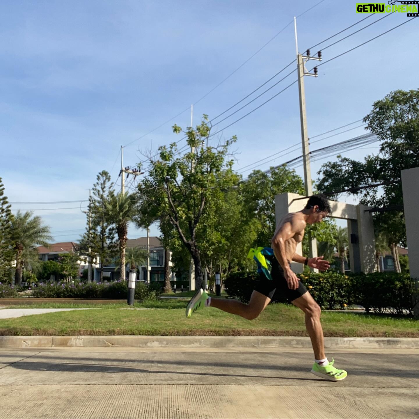 Suriyont Arunwattanakul - 2.2K Likes - เช้านี้ขยี้ที่ 5 Km. ใน Pace ใหม่ ให้เวลาต่ำกว่าเดิมให้ได้ 🎉🎉🔥🔥 สำเร็จแล้วววววว เดิม 25 นาที เป้าหมายคือ 22 นาที ได้มาที่ 23 นาที okok เย้ๆๆๆ 💪💪 ไปต่อครับผม เดี๋ยวจะลองที่ 7 Km. และ 10 Km. ( เพิ่มฝึก Tempo เพิ่มไปด้วย ครับ )