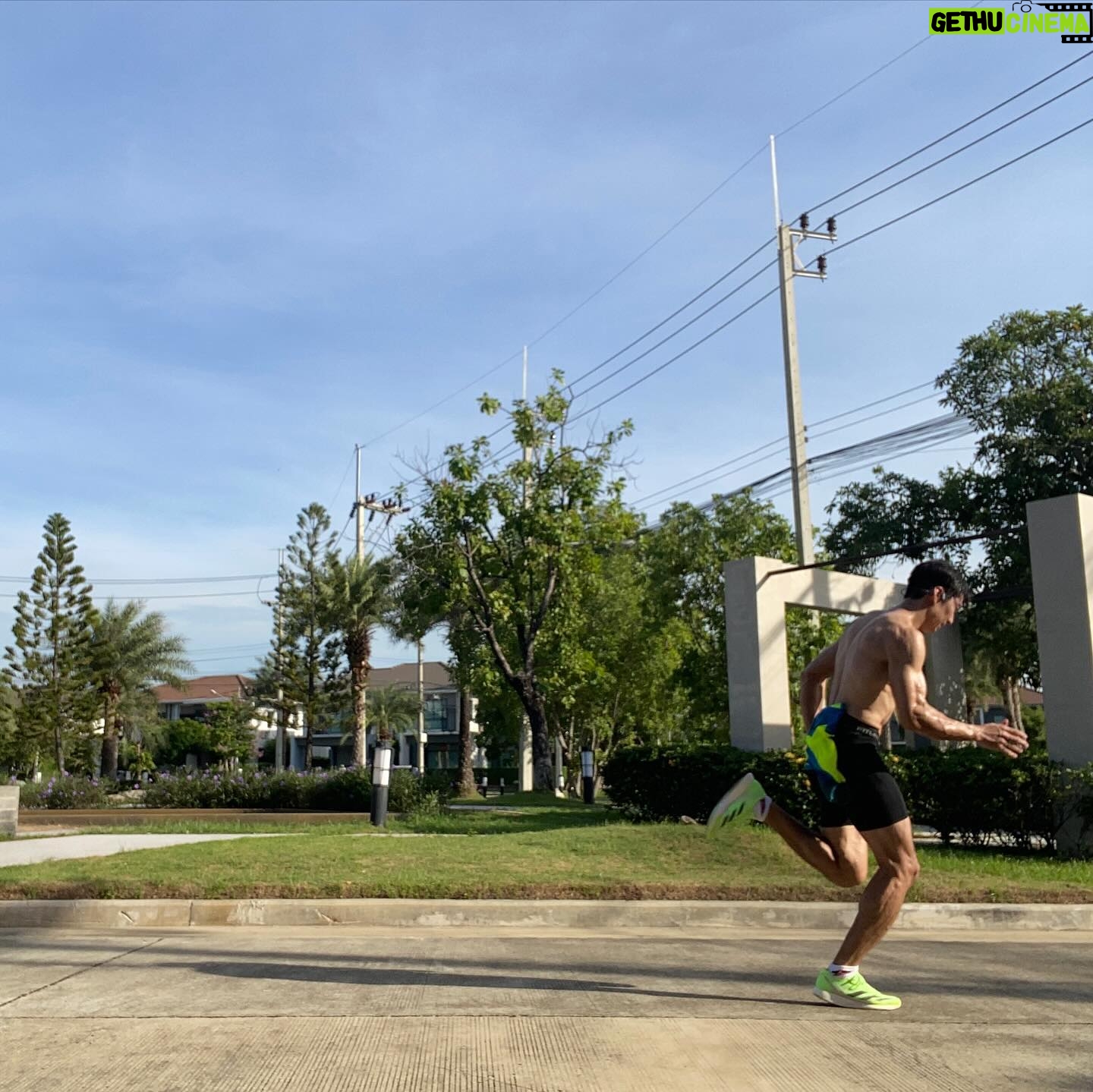 Suriyont Arunwattanakul - 2.2K Likes - เช้านี้ขยี้ที่ 5 Km. ใน Pace ใหม่ ให้เวลาต่ำกว่าเดิมให้ได้ 🎉🎉🔥🔥 สำเร็จแล้วววววว เดิม 25 นาที เป้าหมายคือ 22 นาที ได้มาที่ 23 นาที okok เย้ๆๆๆ 💪💪 ไปต่อครับผม เดี๋ยวจะลองที่ 7 Km. และ 10 Km. ( เพิ่มฝึก Tempo เพิ่มไปด้วย ครับ )