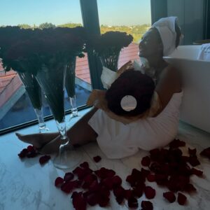 Susana Dias Ramos Instagram - Maridos CORRAM AQUI!
E quem diz maridos está a valer namorados, noivos, namoridos, seja lá o que for! Recebi para mais de 3000 mensagens a reclamar da vossa performance ao nível do romance. As meninas estão tristes porque não há uma flor, uma surpresa, um bouquet! Como assim??? Andais a dormir?! A faze-las suspirar pelo que não têm?! Venho aqui dar-vos um conselho… a mulher que vocês deixam de conquistar todos os dias tem uma fila imensa de homens à espera que a vossa lerdice dê frutos! Agora pensem!!!
Se virem que vos falta a inspiração peçam ajuda à @arty_floraldecor_bysandra que ela vai fazer-vos subir de nível!

(PS- aos homens que me mandaram mensagem a dizer que o @dr.pedro.rodrigues não respeitou o código masculino e estragou tudo só vos tenho a dizer uma coisinha…vocês são uns meninos! O Pedro já lê outra cartilha.. a dos homens!)