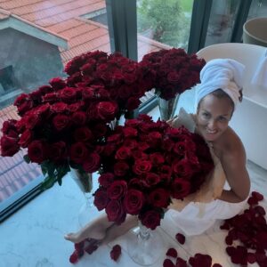 Susana Dias Ramos Instagram - Maridos CORRAM AQUI!
E quem diz maridos está a valer namorados, noivos, namoridos, seja lá o que for! Recebi para mais de 3000 mensagens a reclamar da vossa performance ao nível do romance. As meninas estão tristes porque não há uma flor, uma surpresa, um bouquet! Como assim??? Andais a dormir?! A faze-las suspirar pelo que não têm?! Venho aqui dar-vos um conselho… a mulher que vocês deixam de conquistar todos os dias tem uma fila imensa de homens à espera que a vossa lerdice dê frutos! Agora pensem!!!
Se virem que vos falta a inspiração peçam ajuda à @arty_floraldecor_bysandra que ela vai fazer-vos subir de nível!

(PS- aos homens que me mandaram mensagem a dizer que o @dr.pedro.rodrigues não respeitou o código masculino e estragou tudo só vos tenho a dizer uma coisinha…vocês são uns meninos! O Pedro já lê outra cartilha.. a dos homens!)